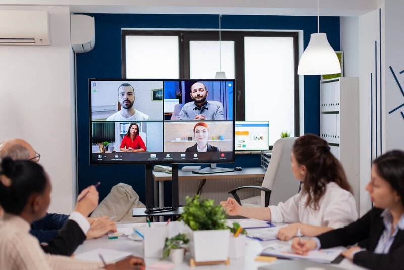 What are the best strategies for managing remote teams eﬀectively?